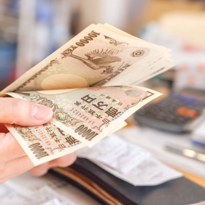 仲介手数料無料や初期費用削減をイメージする、日本円の紙幣を持つ手